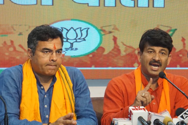 सीएम केजरीवाल पर बरसे मनोज तिवारी, कहा – प्रदूषण इनके लिए कोई मुद्दा ही नहीं
