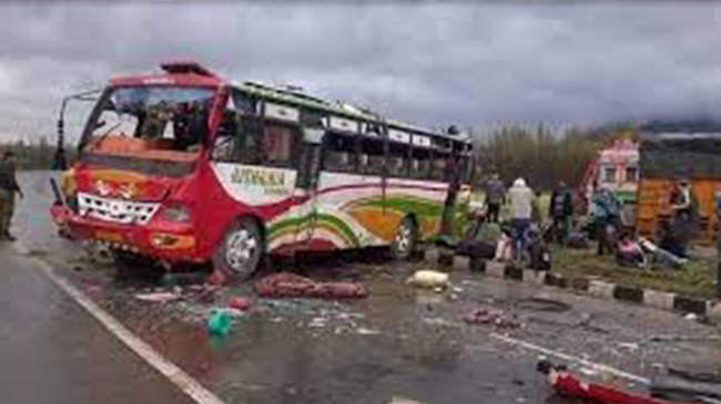 srinagar accident: 4 people die due to bus overtuning 