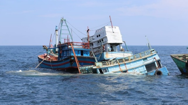 Indonesia boat Sinks