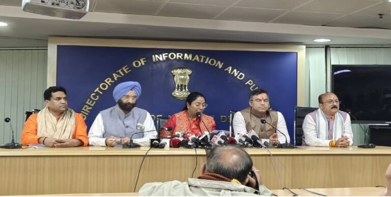 Delhi Assembly Session: दिल्ली विधानसभा में कैग रिपोर्ट पेश, आप विधायकों का विरोध प्रदर्शन 12 विधायक सस्पेंड