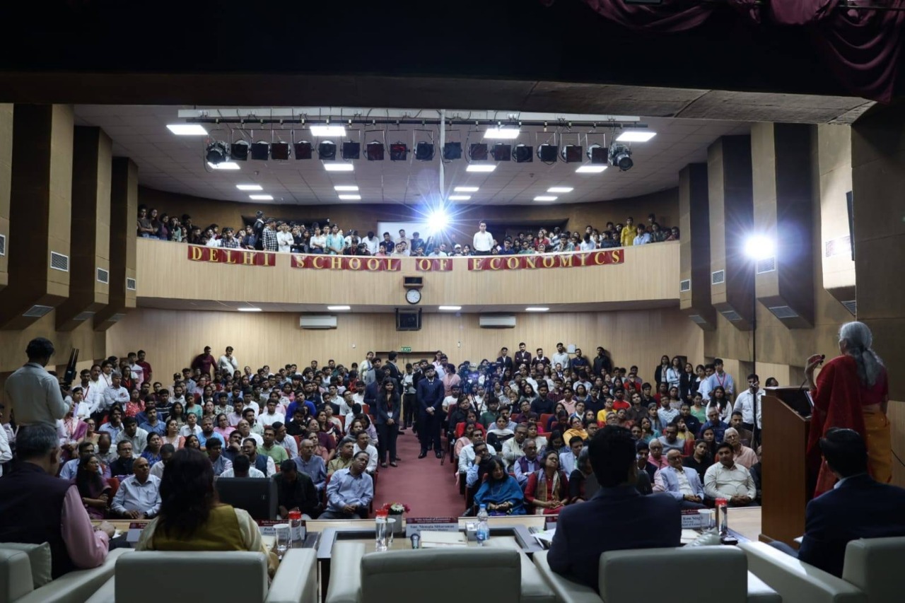 दिल्ली स्कूल ऑफ इकोनॉमिक्स की हीरक जयंती समापन समारोह में वित्त मंत्री निर्मला सीतारमण मुख्य अतिथि के रूप में शामिल WhatsApp Image 2025 11 05 at 9.25.53 AM 1
