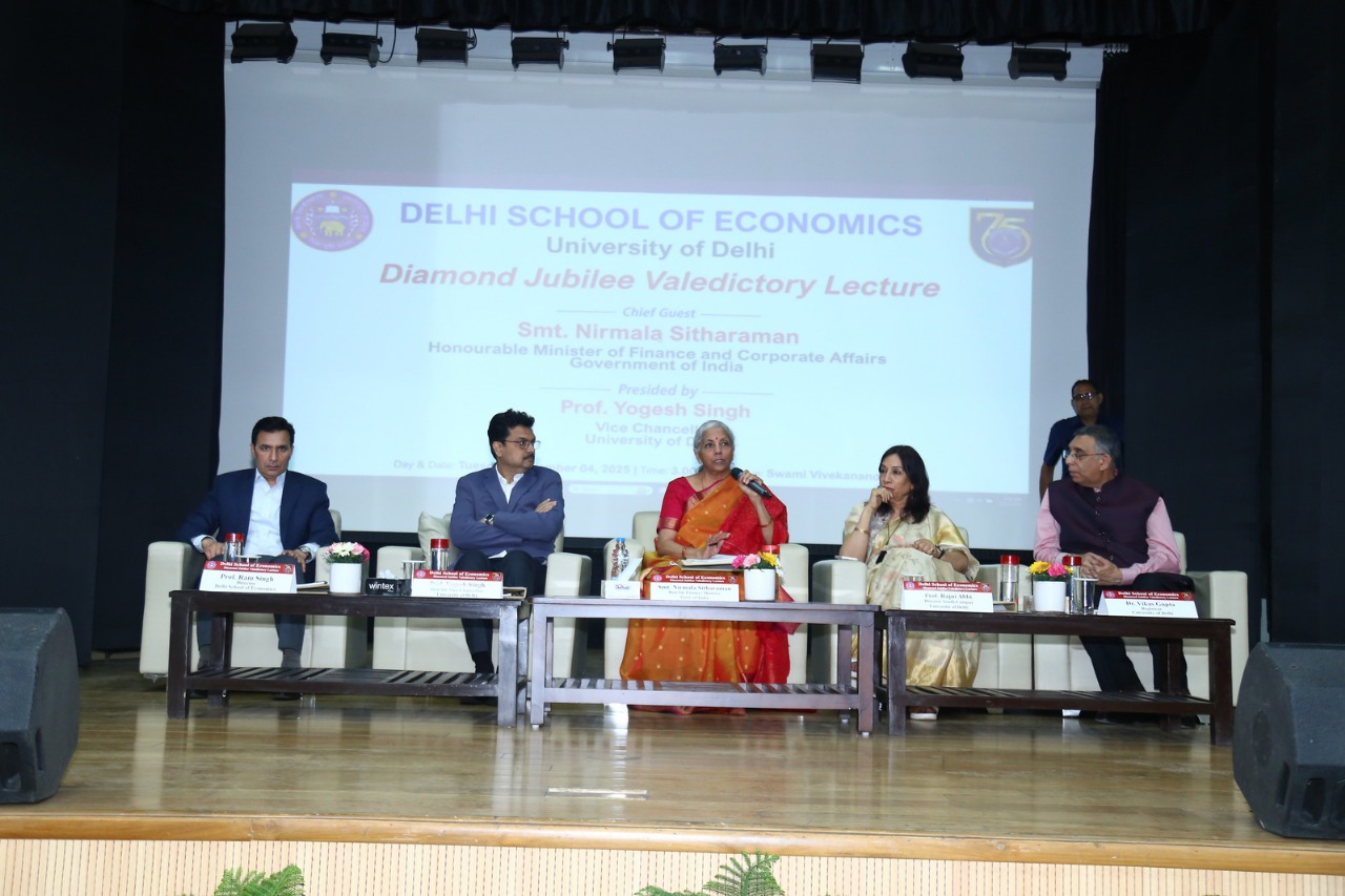 दिल्ली स्कूल ऑफ इकोनॉमिक्स की हीरक जयंती समापन समारोह में वित्त मंत्री निर्मला सीतारमण मुख्य अतिथि के रूप में शामिल WhatsApp Image 2025 11 05 at 9.25.54 AM 2